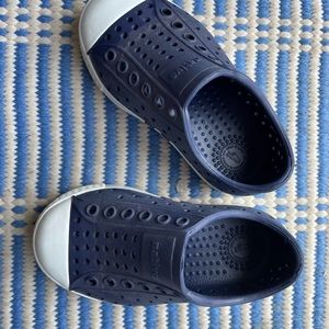 Toddler navy blue natives. Size 6